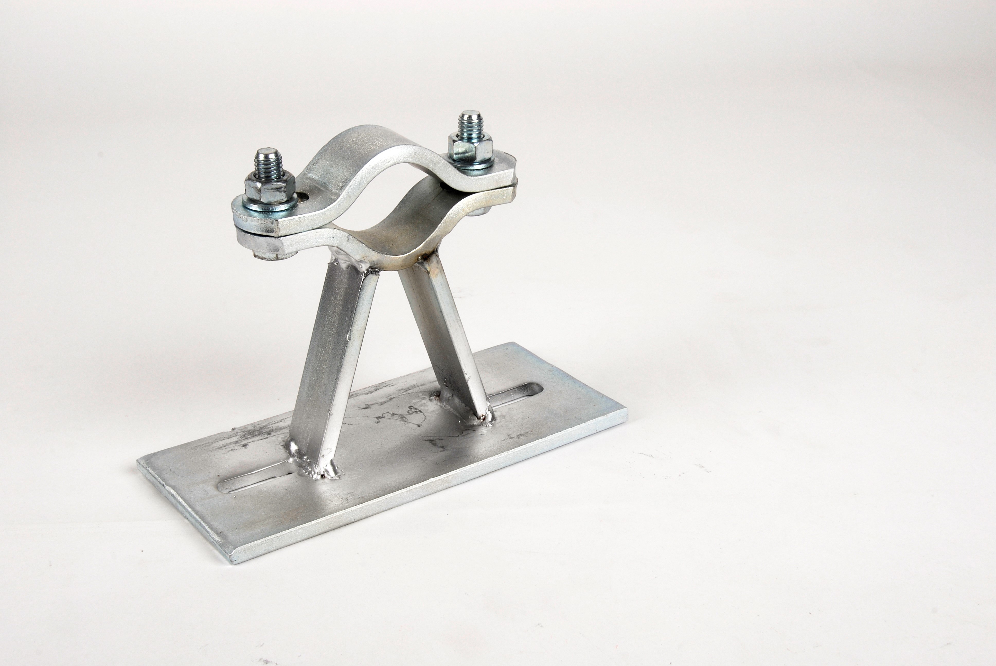 Juego de anclajes para la fijación del mástil de acero galvanizado tipo placa corto