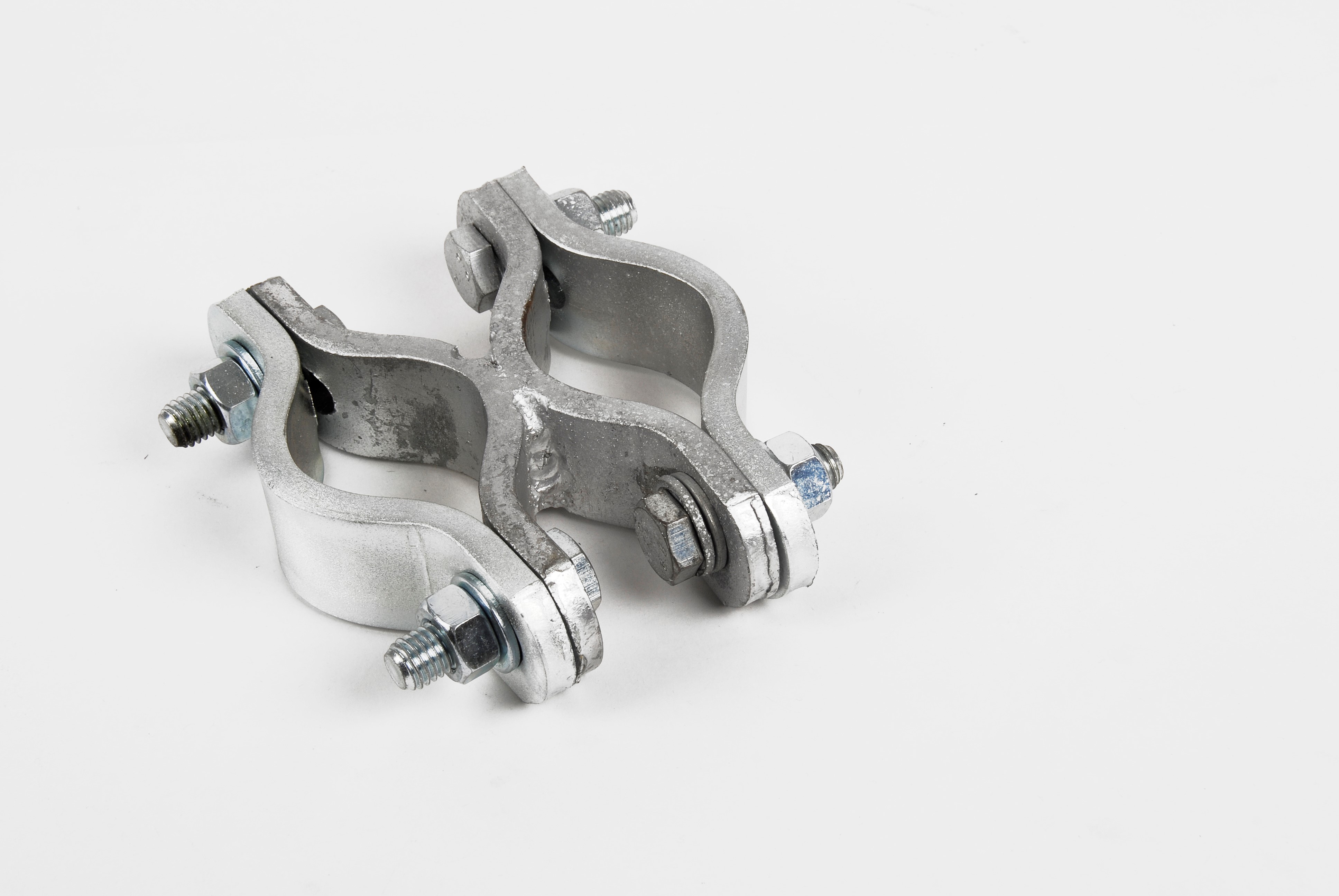 Juego de anclajes para la fijación del mástil de acero galvanizado tipo placa largo