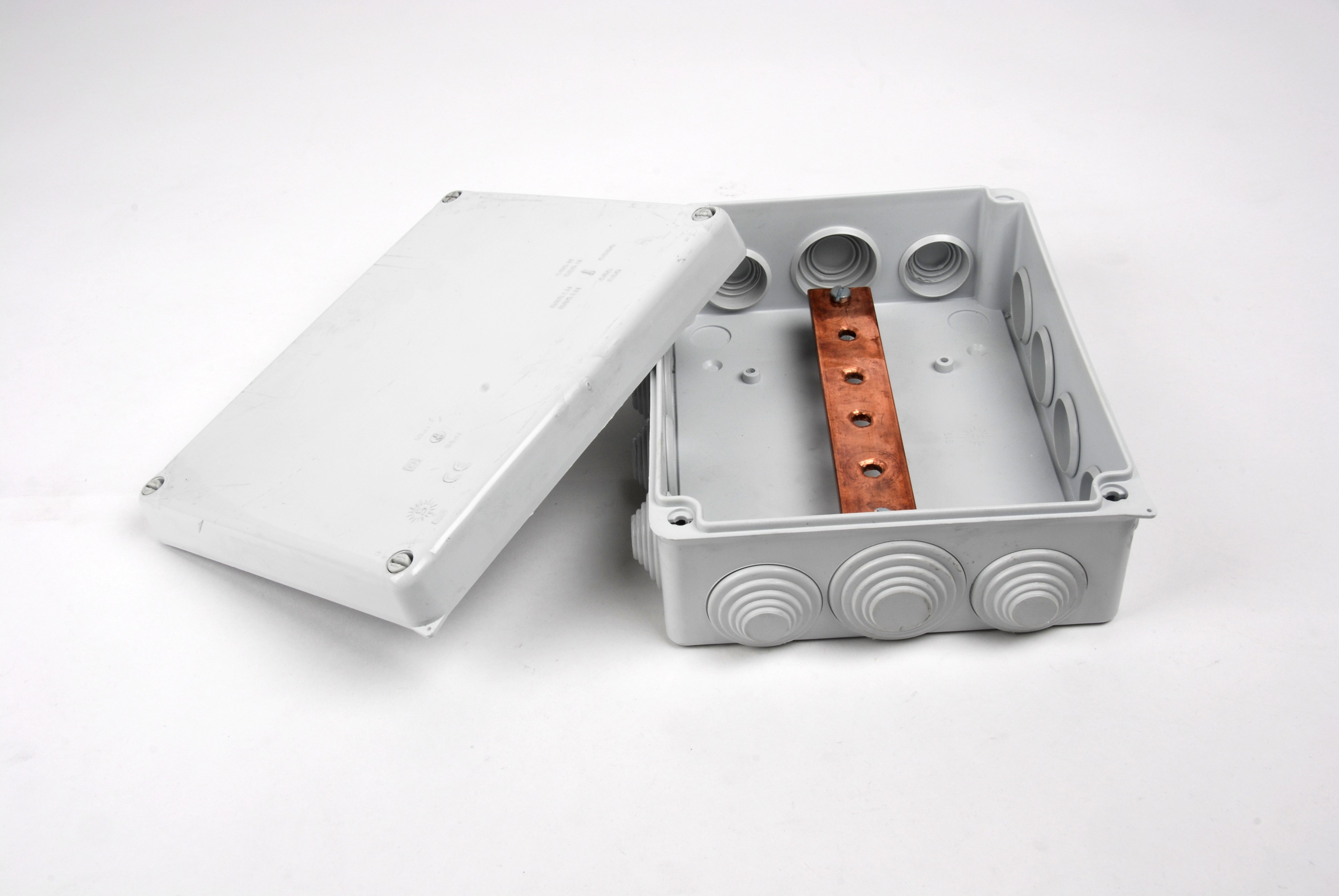 Caja seccionadora para pared con barra equipotencial